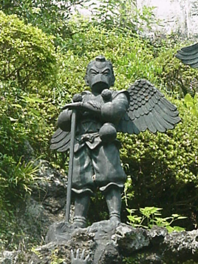 tengu-karasume-standing-guard-HZB